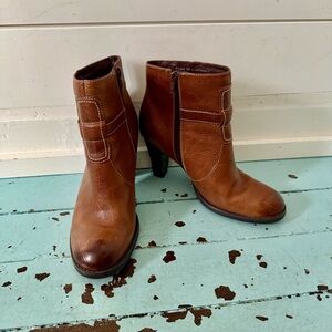 Heeled 3.5” Ankle Boots 9M Pebbled Leather Burnished Tan  Strap  Bare Traps